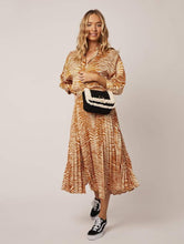 Load image into Gallery viewer, Roxy Shearling Cross Body Bag
