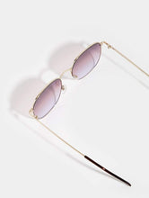 Load image into Gallery viewer, Quay Jezabell Sunglasses in Purple Fade
