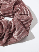 Load image into Gallery viewer, Velvet 2 Pack Scrunchies
