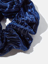 Load image into Gallery viewer, Velvet 2 Pack Scrunchies
